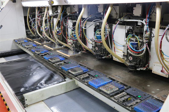 Un buen precio. La serigrafía blanca FR4 imprimió el tablero de múltiples capas de aluminio del PWB de la placa de circuito 1.6m m en línea